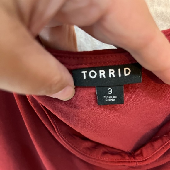 MAROON RED TOP TIE STRAP ROUCHED CLEVAGE OFF COLD SHOULDER TORRID 3 3X EUC PLUS - Picture 3 of 9